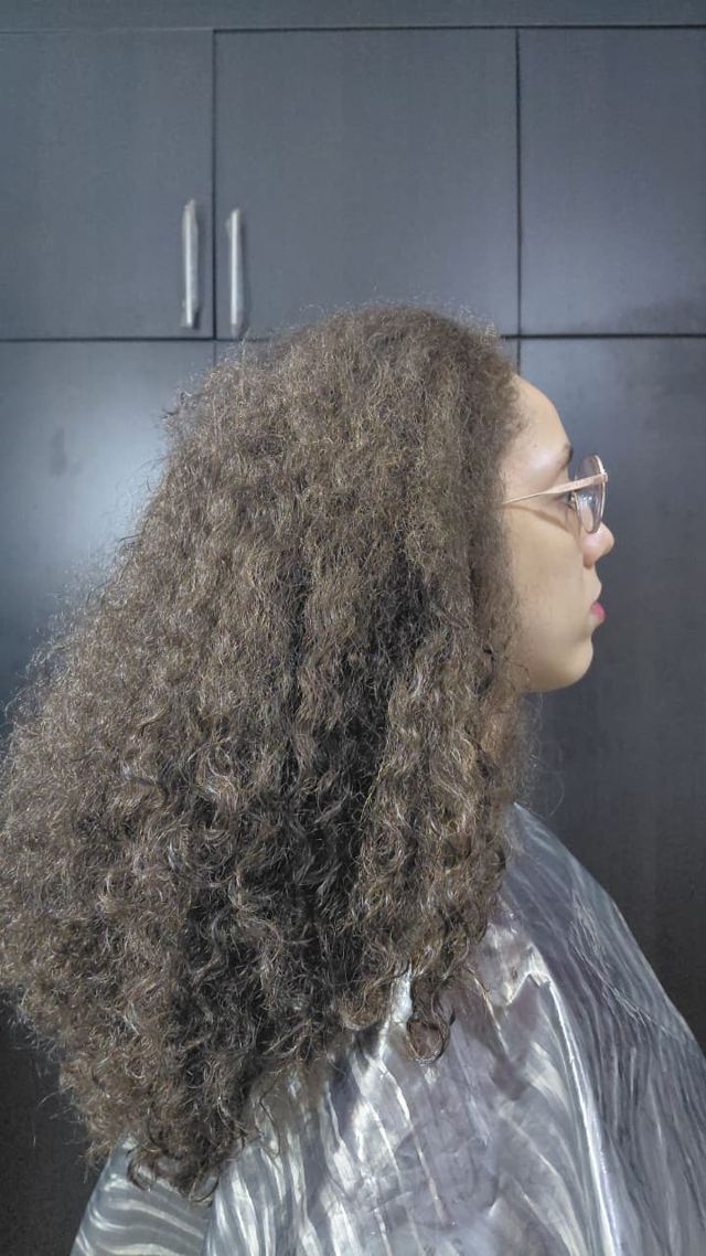 Cabello rizado sin definir, antes de usar el elixir de coco Yoisé